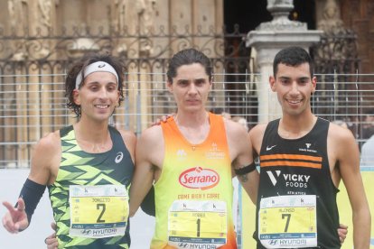 Podio masculino (izquierda) y femenino (derecha) de la carrera de 10 KIlómetros.  ÁNGELOPEZ