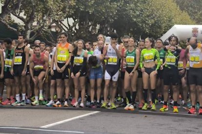 Podio masculino (izquierda) y femenino (derecha) de la carrera de 10 KIlómetros.  ÁNGELOPEZ