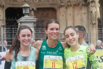 Podio masculino (izquierda) y femenino (derecha) de la carrera de 10 KIlómetros.  ÁNGELOPEZ