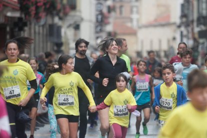 Podio masculino (izquierda) y femenino (derecha) de la carrera de 10 KIlómetros.  ÁNGELOPEZ
