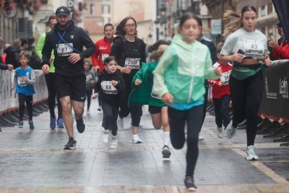 Podio masculino (izquierda) y femenino (derecha) de la carrera de 10 KIlómetros.  ÁNGELOPEZ