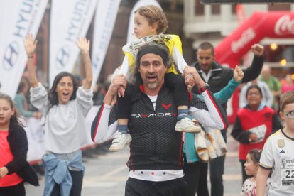 Podio masculino (izquierda) y femenino (derecha) de la carrera de 10 KIlómetros.  ÁNGELOPEZ