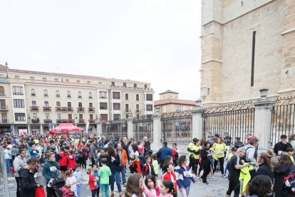 Podio masculino (izquierda) y femenino (derecha) de la carrera de 10 KIlómetros.  ÁNGELOPEZ
