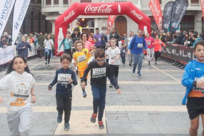 Podio masculino (izquierda) y femenino (derecha) de la carrera de 10 KIlómetros.  ÁNGELOPEZ
