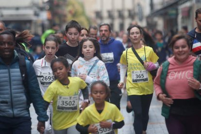 Podio masculino (izquierda) y femenino (derecha) de la carrera de 10 KIlómetros.  ÁNGELOPEZ