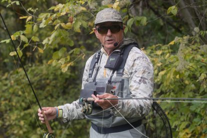 Pablo Castro Pinos en un momento  de su clase maestra en las agua del Bernesga.  ÁNGELOPEZ