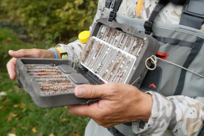 Pablo Castro Pinos en un momento  de su clase maestra en las agua del Bernesga.  ÁNGELOPEZ
