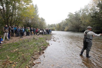 Pablo Castro Pinos en un momento  de su clase maestra en las agua del Bernesga.  ÁNGELOPEZ