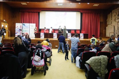 Familias participantes en el simposio en León.