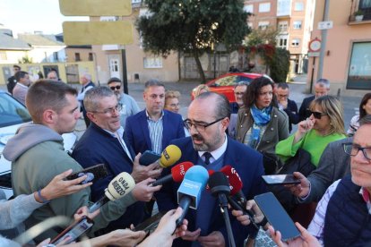 Morala, atendiendo a los medios a pie de calle, con coches pasando por el castillo.