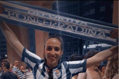 La mejor tenista de Castilla y León tiene entre sus pasiones, además del deporte de la raqueta, a la Ponferradina, cuyo último ascenso celebró a lo grande en 2019. DL