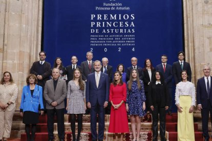 Foto de familia de la familia real con los premiados.