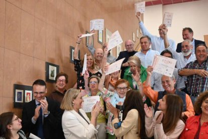 La consejera, Isabel Blanco, acompaña a personal de residencias con su diploma de formación.