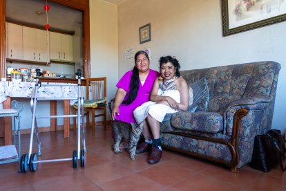 Mariela Mansilla junto a su asistente personal, Yolanda Jara, en su domicilio.