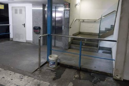 Imagen que refleja el estado actual de deterioro en el parquin.