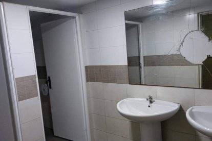 Interior de los lavabos del aparcamiento subterráneo de San Marcelo.