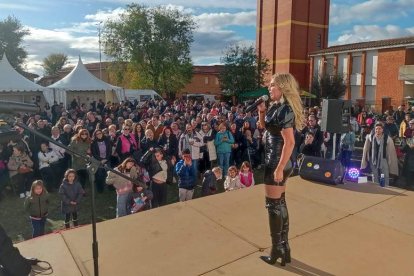 La entrega de la Patata de Bronce y el premio a la patata más grande, ayer en Chozas. FERNANDO OTERO