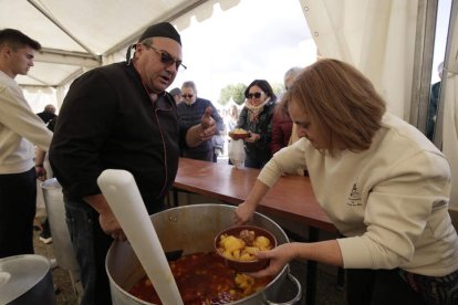 La entrega de la Patata de Bronce y el premio a la patata más grande, ayer en Chozas. FERNANDO OTERO