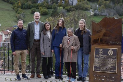 La familia real con vecinos de Sotres junto al monolito de Pueblo Ejemplar.