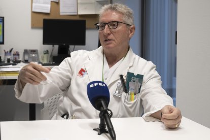 El jefe de servicio de Oncología Radioterápica del Hospital Universitario Marqués de Valdecilla, Pedro Prada, durante una entrevista con EFE. EFE/ Pedro Puente Hoyos