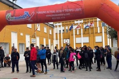 Arriba, muestra de pintura. Abajo la caminata. 