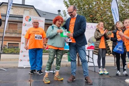 Posado de los participantes, junto con la Batukada Pikambores, junto al Hospital El Bierzo. DL