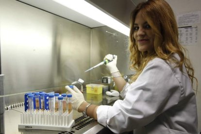 La astronauta Sara García en su laboratorio.