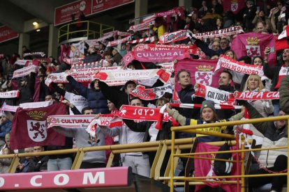 El derbi de rivalidad provincial se convirtió en una gran fiesta del fútbol leonés en el que no faltó nadie, con los dirigentes de los dos equipos presentes.  FERNANDO OTERO/ANA F. BARREDO