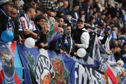 El derbi de rivalidad provincial se convirtió en una gran fiesta del fútbol leonés en el que no faltó nadie, con los dirigentes de los dos equipos presentes.  FERNANDO OTERO/ANA F. BARREDO