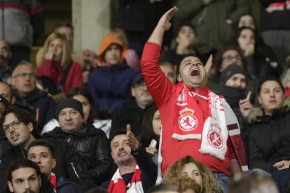 El derbi de rivalidad provincial se convirtió en una gran fiesta del fútbol leonés en el que no faltó nadie, con los dirigentes de los dos equipos presentes.  FERNANDO OTERO/ANA F. BARREDO