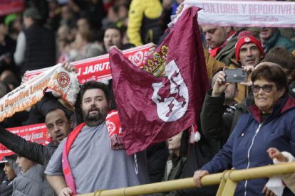 El derbi de rivalidad provincial se convirtió en una gran fiesta del fútbol leonés en el que no faltó nadie, con los dirigentes de los dos equipos presentes.  FERNANDO OTERO/ANA F. BARREDO
