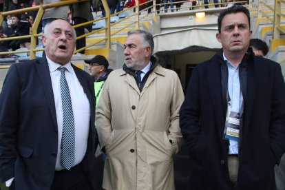 El derbi de rivalidad provincial se convirtió en una gran fiesta del fútbol leonés en el que no faltó nadie, con los dirigentes de los dos equipos presentes.  FERNANDO OTERO/ANA F. BARREDO