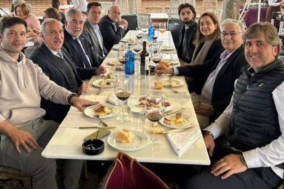 El derbi de rivalidad provincial se convirtió en una gran fiesta del fútbol leonés en el que no faltó nadie, con los dirigentes de los dos equipos presentes.  FERNANDO OTERO/ANA F. BARREDO