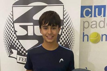 Los jugadores leoneses de la Olímpico Pádel Academy brillaron en el campeonato autonómico de pádel celebrado en Salamanca.  DL
