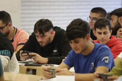Los alumnos juegan en la aplicación. fernando otero perandones