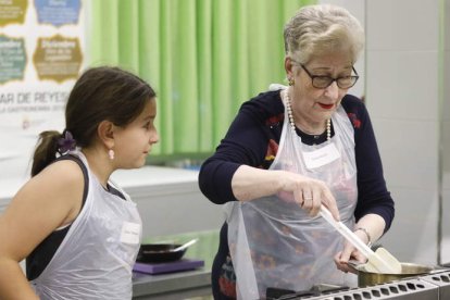 Con las manos en la masa durante la primera jornada del taller intergeneracional ‘Entre fogones’ de Activos y Felices.  RAMIRO