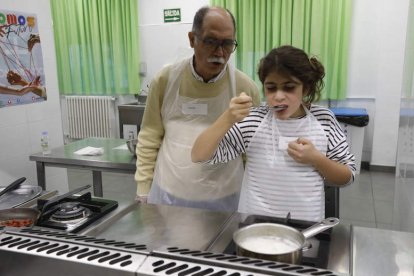 Con las manos en la masa durante la primera jornada del taller intergeneracional ‘Entre fogones’ de Activos y Felices.  RAMIRO