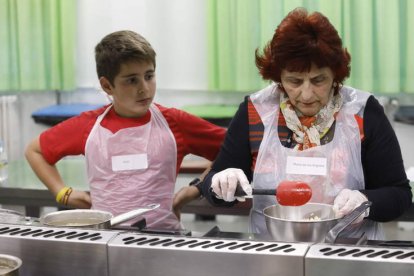 Con las manos en la masa durante la primera jornada del taller intergeneracional ‘Entre fogones’ de Activos y Felices.  RAMIRO