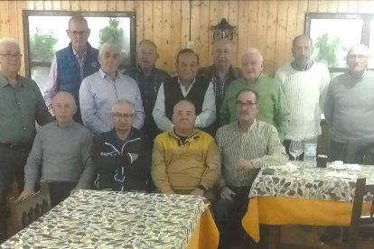 Los integrantes del Puente Castro juvenil de los años 60 años fueron campeones de Liga, Copa y varias Copas Presidente y aún se reúnen para recordar aquellos títulos, como recoge esta imagen.  DL