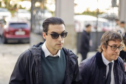 El acusado Alejandro Míguez (i), que se encuentra en libertad con medidas cautelares, acompañado por su abogado, José Manuel Ferreiro (d), llega a la Audiencia de A Coruña para asistir a una nueva sesión del juicio por el asesinato de Samuel Luiz, este jueves. EFE/Cabalar