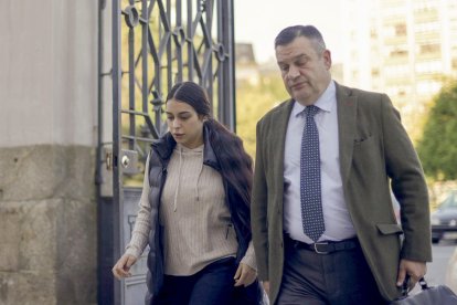 La acusada Catherine, Katy, Silva (i), que se encuentra en libertad con medidas cautelares, acompañado por su abogado, Luciano Prado (d), llega a la Audiencia de A Coruña para asistir a una nueva sesión del juicio por el asesinato de Samuel Luiz, este jueves. EFE/Cabalar