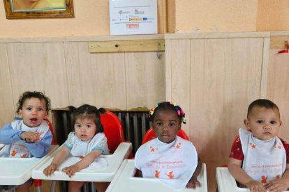 Los niños y las niñas de familias de distintas nacionalidades.