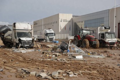 Vista general de los daños en el polígono industrial de Riba-roja de Túria, este viernes.