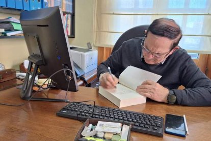 Francisco J. López Rodríguez, firmando un ejemplar de 'La Roca Tarpeya'. DL