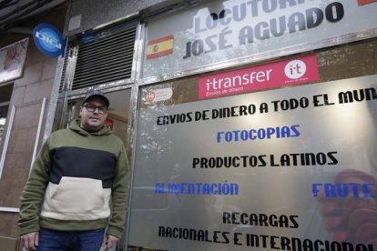 Alenadro Cueto, en su locutorio de José Aguado.
