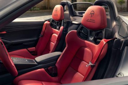 Personalización interior: volante tapizado en cuero rojo ‘Carmín’, tonalidad utilizada en los asientos marcadamente anatómicos, que llevan bordado «Carrera Panamericana» en los reposacabezas.