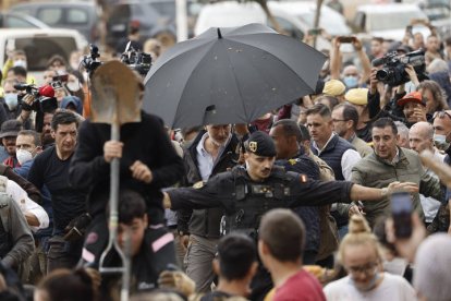 Los servicios de seguridad protegen al rey Felipe VI del lanzamiento de fango con el que vecinos de Paiporta recibieron a la comitiva.en la que, además de los reyes, se encontraban el presidente de la Generalitat, Carlos Mazón y el presidente del Gobierno, Pedro Sánchez.