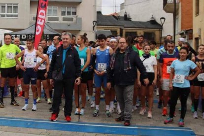 Instantes antes de la salida con el alcalde Javier Carrera y el concejal de Deportes José Carlos Prieto. CARLOS MANUEL ROCA