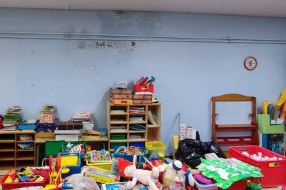 Aula de Infantil del Antonio Valbuena con goteras en la pared. 
