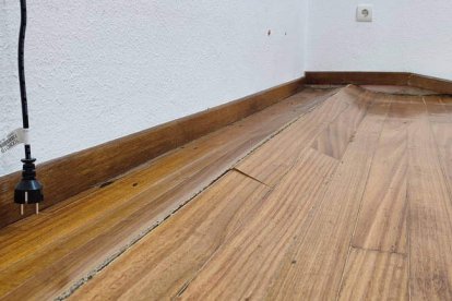 Parqué levantado por culpa de las humedades del suelo.